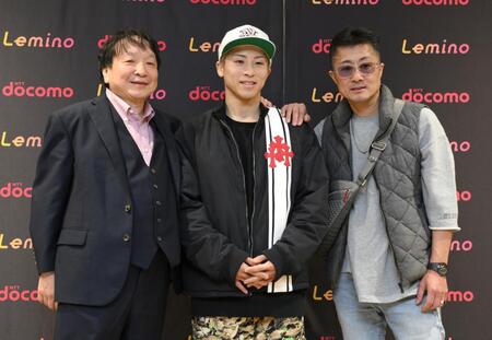 　激闘から一夜明け、ドバイから帰国した（左から）大橋秀行会長、井上尚弥、井上真吾トレーナー（撮影・伊藤笙子）