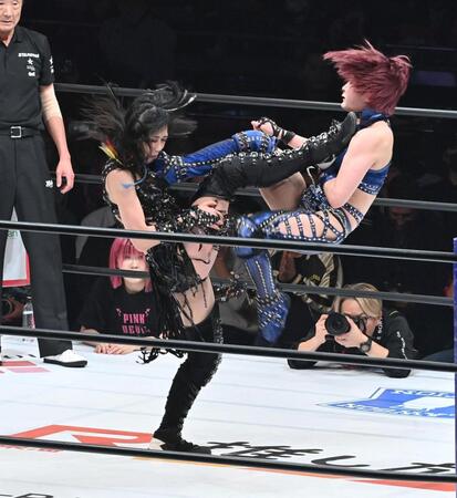 　相打ちになる上谷紗弥（左）と安納サオリ（撮影・持木克友）