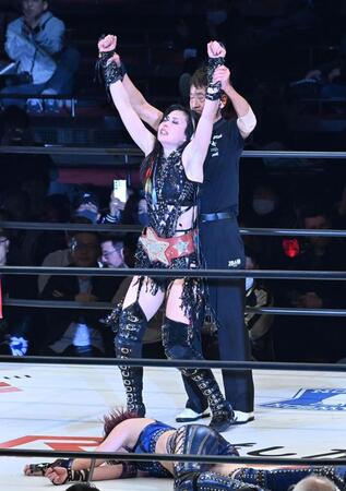 　安納サオリを下しベルトを守り切った上谷紗弥（撮影・持木克友）