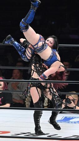 　安納サオリを持ち上げる上谷紗弥（撮影・持木克友）