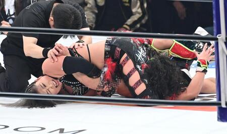 　飯田沙耶の腕を締め上げる小波（撮影・持木克友）