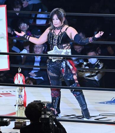 　ベルトを死守した小波（撮影・持木克友）