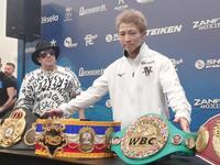 　防衛したベルトを前にした井上尚弥