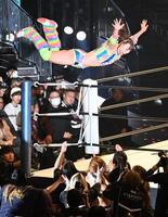 　葉月に向かって飛ぶフワちゃん（撮影・持木克友）