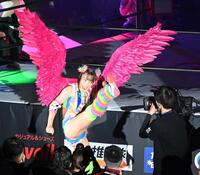 　派手な衣装で登場したフワちゃん（撮影・持木克友）