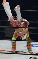 　葉月（左）にボディースラムを見舞うフワちゃん（撮影・持木克友）