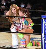 　葉月（左）に支えられ立ち上がるフワちゃん（撮影・持木克友）