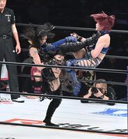 　相打ちになる上谷紗弥（左）と安納サオリ（撮影・持木克友）