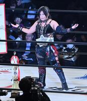 　ベルトを死守した小波（撮影・持木克友）