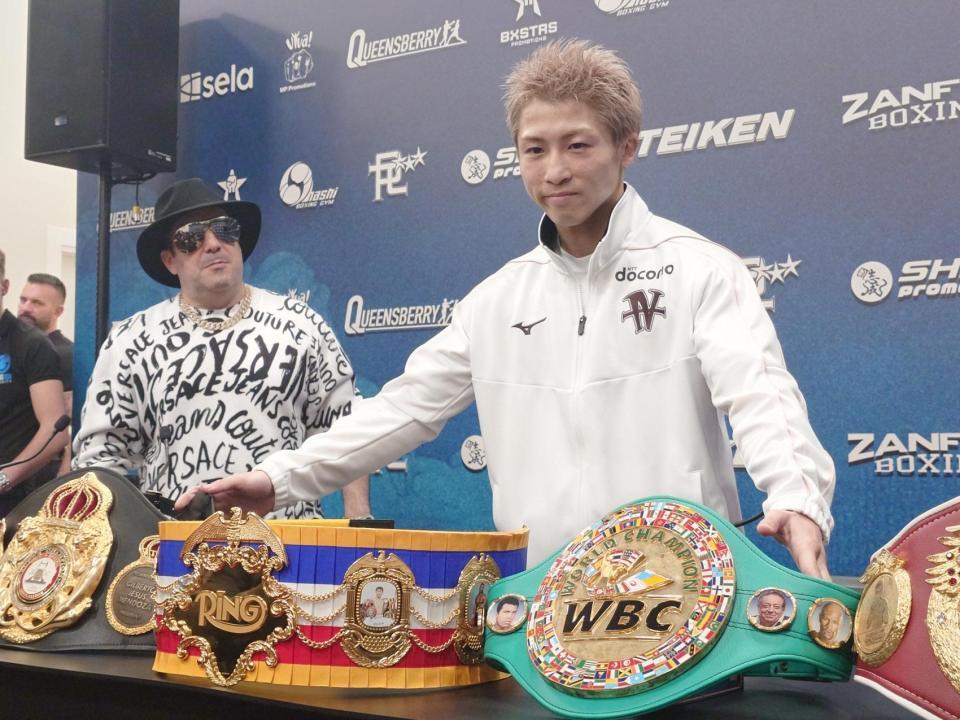 　防衛したベルトを前にした井上尚弥