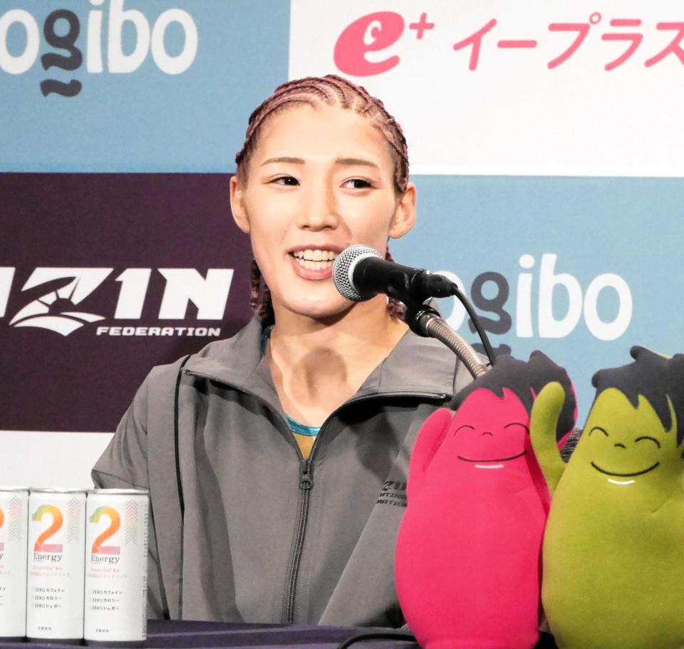 　インタビューを受ける伊澤星花