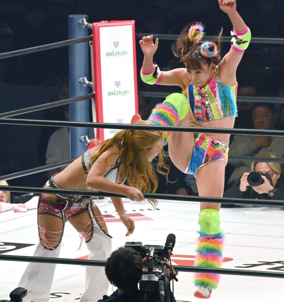 　葉月の顔面にキックを見舞うフワちゃん（撮影・持木克友）