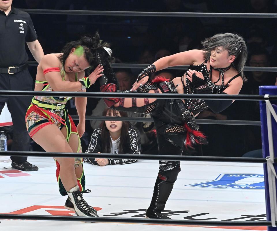 　飯田沙耶の後頭部にキックを決める小波（撮影・持木克友）