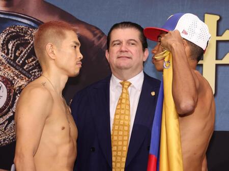 　マイケル・オルドスゴイティ（右）と顔をあわせる井岡一翔（撮影・佐々木彰尚）