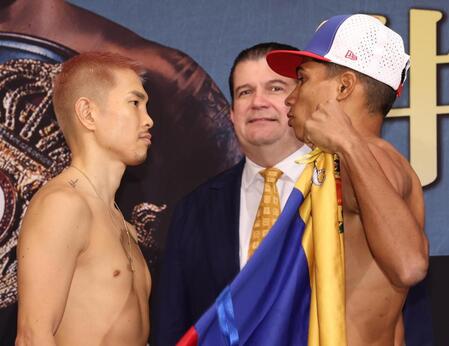 　マイケル・オルドスゴイティ（右）と顔をあわせる井岡一翔（撮影・佐々木彰尚）