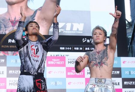 　計量を終えポーズをきめる芦澤竜誠とジョリー（撮影・金田祐二）