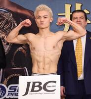 　計量をパスした吉良大弥（撮影・佐々木彰尚）