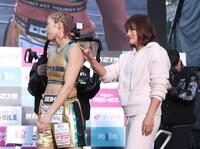 　握手を拒否した伊澤星花の肩を苦笑いでたたくＲＥＮＡ（撮影・金田祐二）