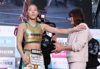 　ＲＥＮＡの握手を拒否する伊澤星花（撮影・金田祐二）