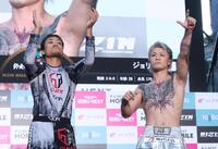 　計量を終えポーズをきめる芦澤竜誠とジョリー（撮影・金田祐二）