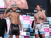 　計量をパスしポーズをきめるラジャブアリ・シェイドゥラエフと朝倉未来（撮影・金田祐二）