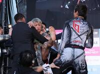 　芦澤竜誠（右）の張り手に怒り心頭のジョリー（撮影・金田祐二）