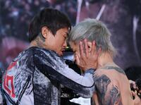 　フェースオフでジョリーに張り手を見舞う芦澤竜誠（撮影・金田祐二）