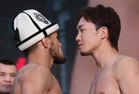 　気合十分でにらみ合うラジャブアリ・シェイドゥラエフと朝倉未来（撮影・金田祐二）