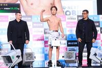 　ミルコ・クロコップ（左）、アントニオ・ホドリゴ・ノゲイラ（右）の立ち合いのもと、計量をパスしガッツポーズの朝倉未来（撮影・金田祐二）