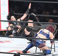 　安納サオリ（右）を攻める上谷紗弥＝２９日