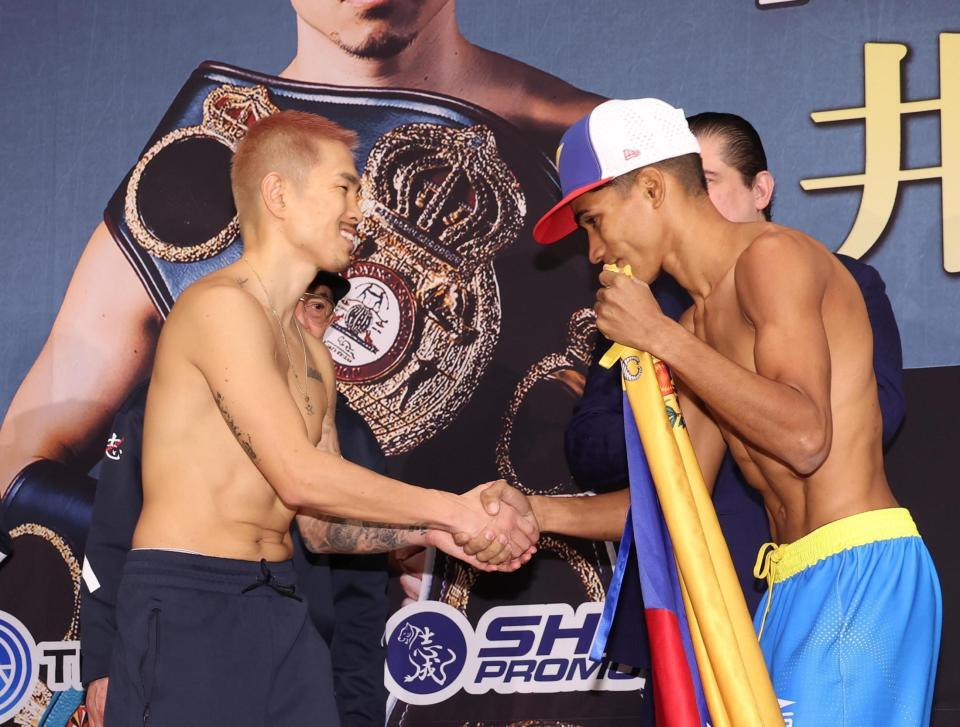 　マイケル・オルドスゴイッティと握手をする井岡一翔（撮影・佐々木彰尚）