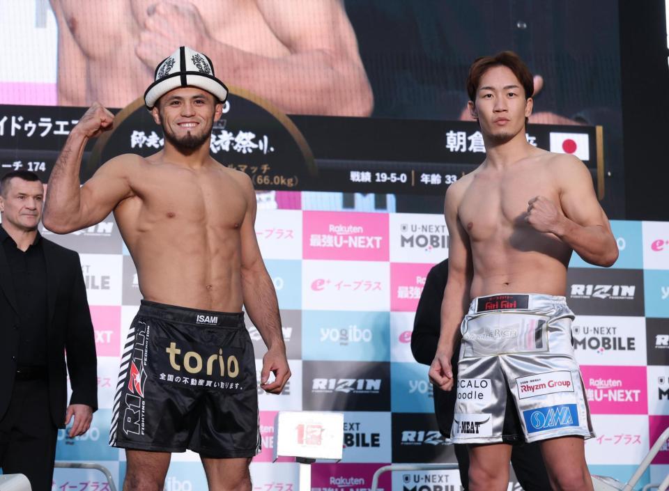 　計量をパスしポーズをきめるラジャブアリ・シェイドゥラエフと朝倉未来（撮影・金田祐二）