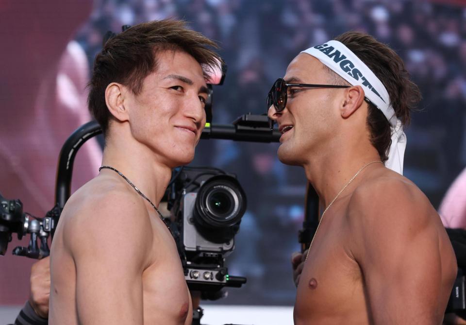 　フェースオフでダニー・サバテロがささやき続け、苦笑いで目をそらす井上直樹（撮影・金田祐二）