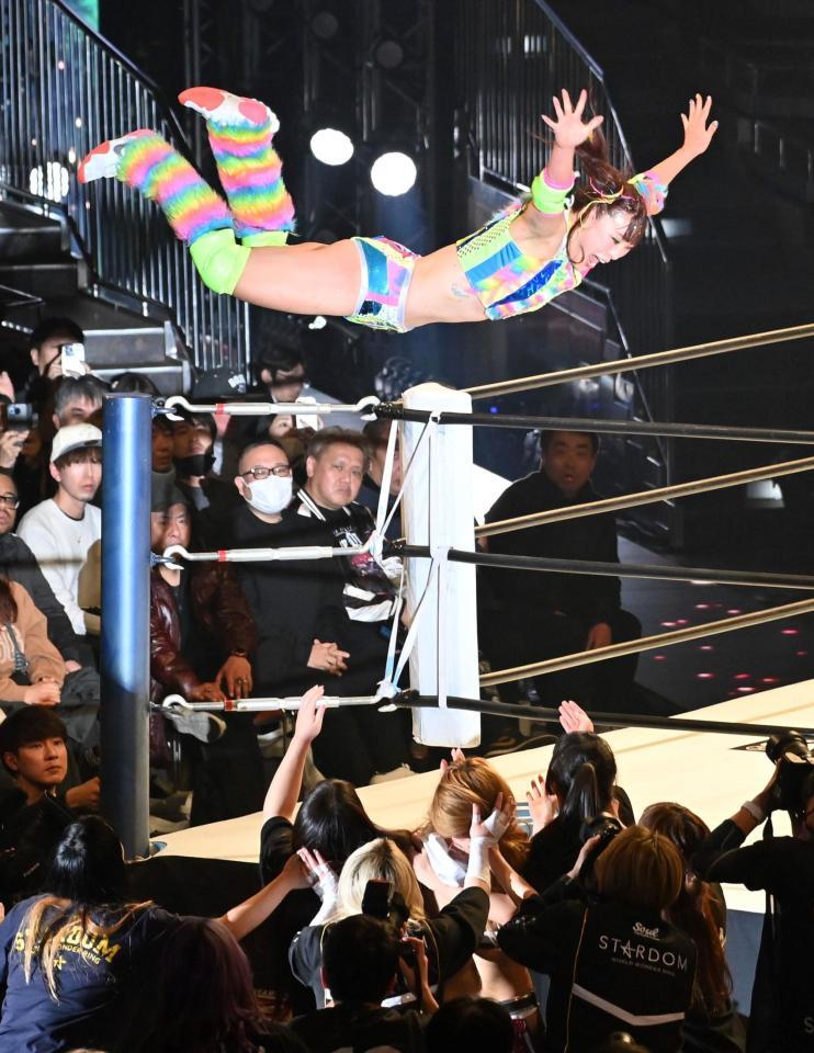 　葉月に向かって飛ぶフワちゃん＝２９日