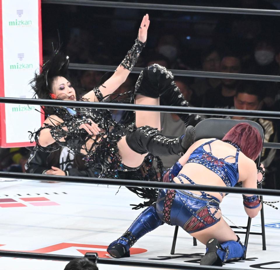 　安納サオリ（右）を攻める上谷紗弥＝２９日