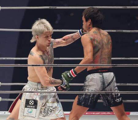 　芦澤竜誠に殴りかかるジョリー（撮影・金田祐二）