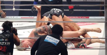 　芦澤竜誠に腕をきめにいくジョリー（撮影・金田祐二）