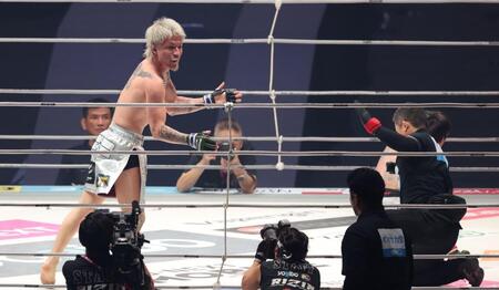 　芦澤竜誠を仕留め、喜ぶジョリー（左）＝撮影・金田祐二