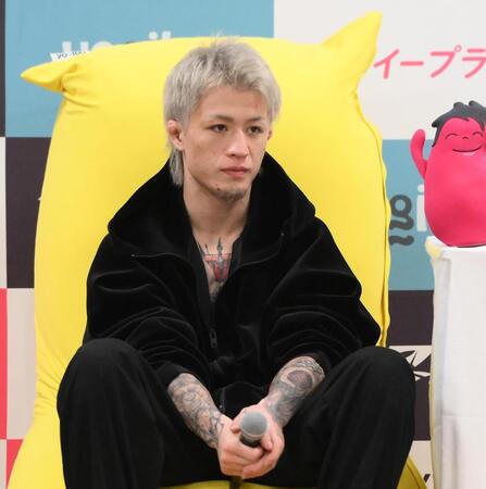 　試合後の会見に臨むジョリー（撮影・堀内翔）