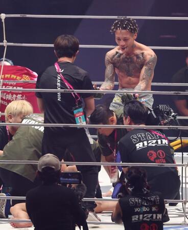 　倒した冨澤大智を挑発する篠塚辰樹（撮影・金田祐二）