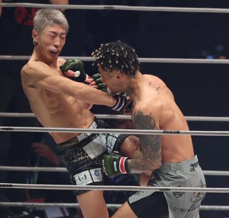 　１回、冨澤大智を攻める篠塚辰樹（右）＝撮影・金田祐二