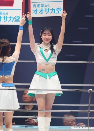 　リングを彩るＲＩＺＩＮガール（撮影・金田祐二）