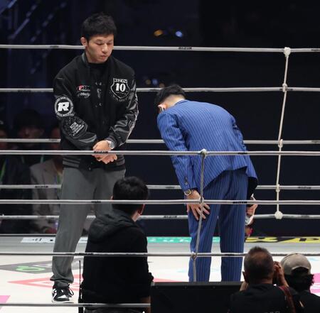 　試合中止を斎藤裕に謝罪するＹＡ－ＭＡＮ（撮影・金田祐二）