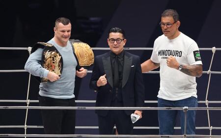 　リングであいさつする（左から）ミルコ・クロコップ、榊原信行ＣＥＯ、アントニオ・ホドリゴ・ノゲイラ（撮影・金田祐二）