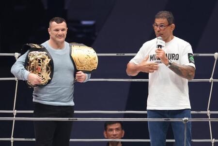 　リングであいさつするミルコ・クロコップ（左）とアントニオ・ホドリゴ・ノゲイラ（撮影・金田祐二）