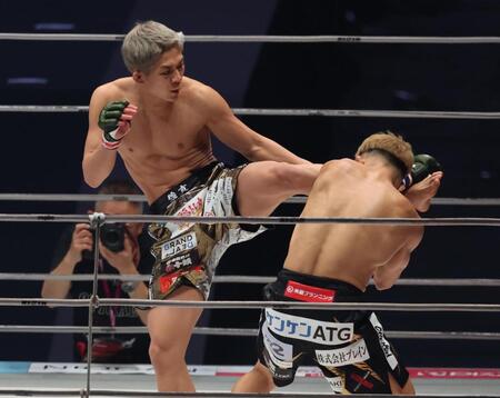 　２回、新居すぐるにキックを見舞う秋元強真（撮影・金田祐二）