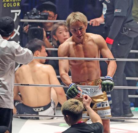 【写真】指が目に　選挙落選から復帰の久保優太　まさかの結末　いつもいた元妻の姿もなし