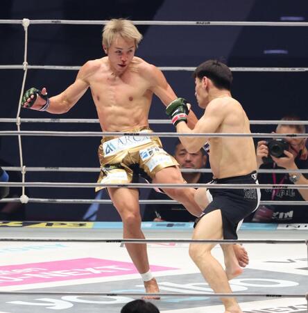 　１回、カルシャガ・ダウトベックにローキックを放つ久保優太（撮影・金田祐二）