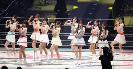 　熱唱するＲＩＺＩＮガール（撮影・金田祐二）