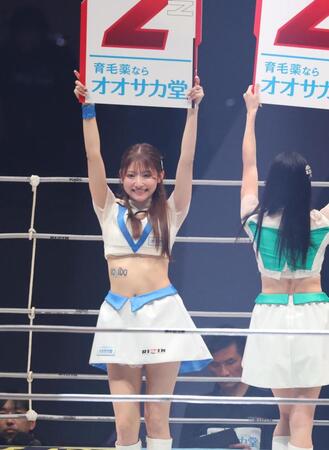 　リングを彩るＲＩＺＩＮガール（撮影・金田祐二）